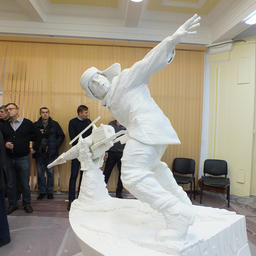 Во Владивостоке презентовали новый макет памятника китобоям