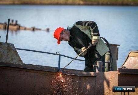 Утилизация брошенного судна на озере Качгорт. Фото пресс-службы администрации НАО