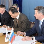 Начальник ВМРК Евгений Дубовик и президент KTI Со Иль Тэ подписывают соглашение об учреждении стипендии