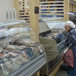 Торговля рыбопродукцией на «Рыбной неделе» в Санкт-Петербурге