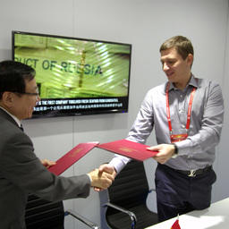 На отечественном стенде состоялось официальное подписание меморандума о намерениях между ООО «Антей» и Dah Chong Hong Limited
