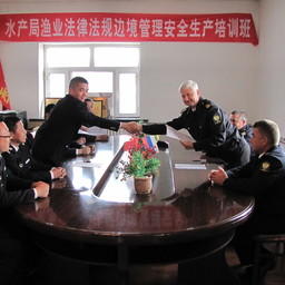 По итогам совместного контроля на Амуре и Уссури представители Китая и России подписали протокол. Фото пресс-службы Амурского теруправления Росрыболовства