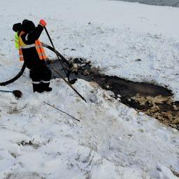 Работники нефтяной компании откачивают разлившуюся жидкость. Фото пресс-службы Ангаро-Байкальского теруправления Росрыболовства