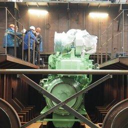Установка главного двигателя на краболов «Капитан «Александров». Фото пресс-службы Онежского судостроительно-судоремонтого завода