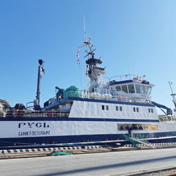В Приморье встретили первый краболов отечественной постройки - судно «Русь» компании «Антей»